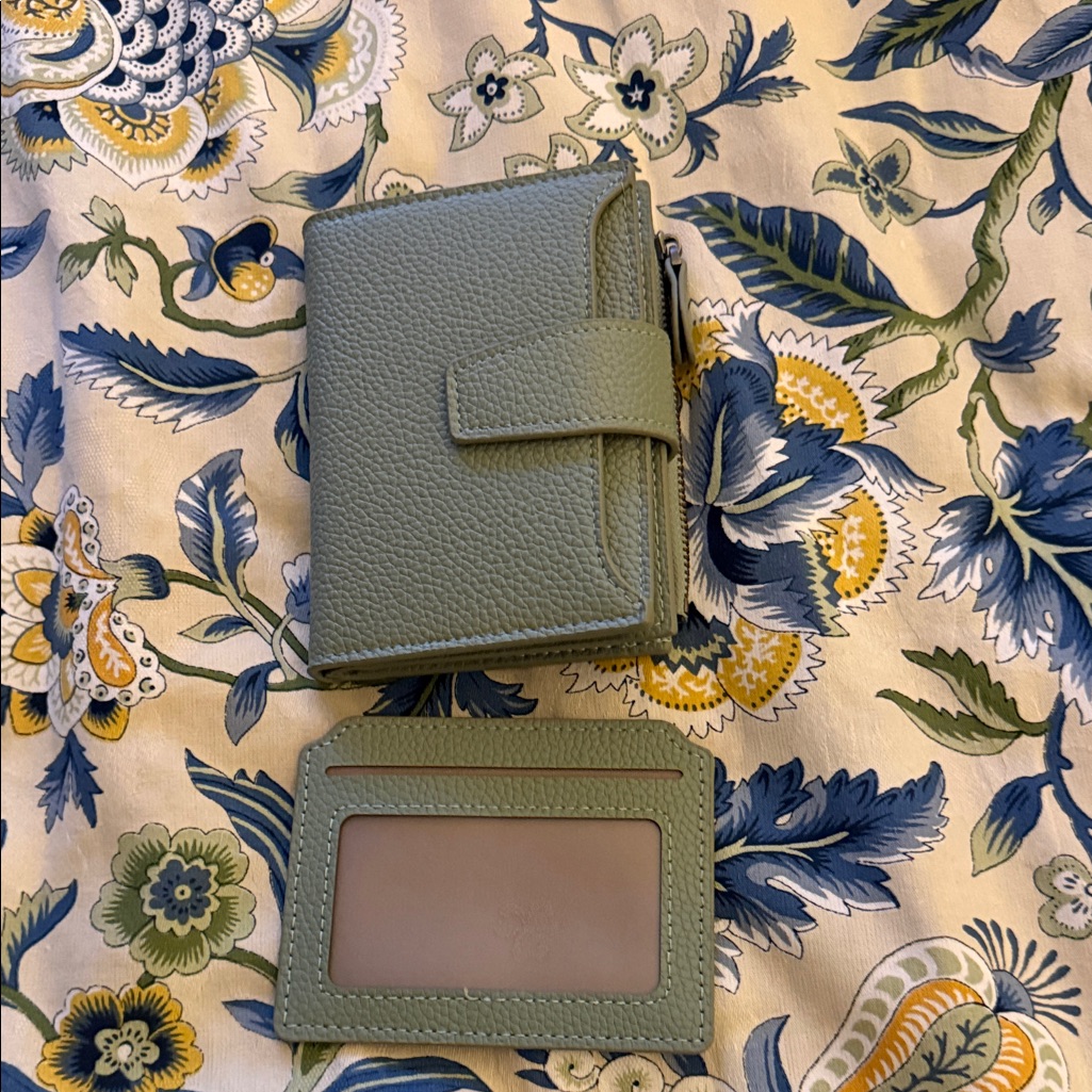 Green Textured Wallet And Card Holder Green Textured Wallet And Card Holder